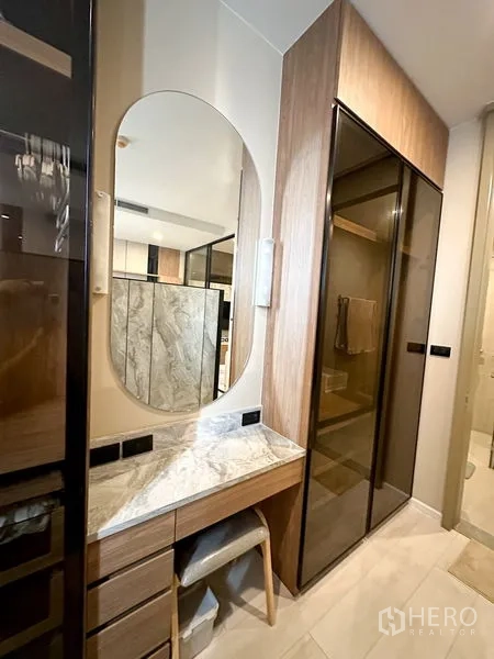 คอนโด ให้เช่าในPathum Wan, Bangkok - มุมแต่งตัวพร้อมโต๊ะเครื่องแป้งท็อปหินอ่อนและตู้เสื้อผ้าบานเลื่อนกระจก