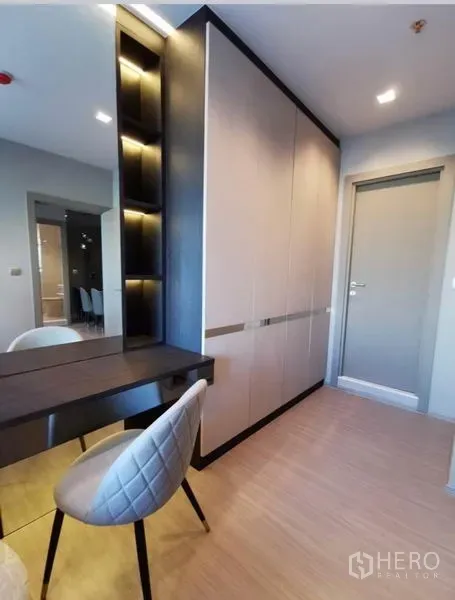 Condominium for rent in Huai Khwang, Bangkok - Entry corridor featuring built-in wardrobe, vanity desk, and upholstered chair