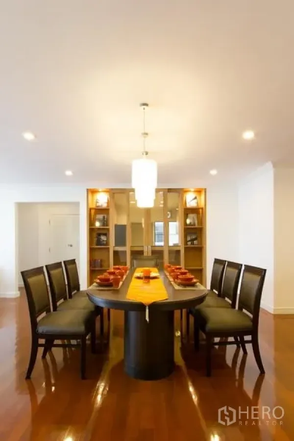 อพาร์ทเมนท์ ให้เช่าในWatthana, Bangkok - มุมรับประทานอาหารแบบทางการ โต๊ะทรงวงรี โคมไฟแขวน และตู้บิลท์อินมีไฟส่องสว่าง