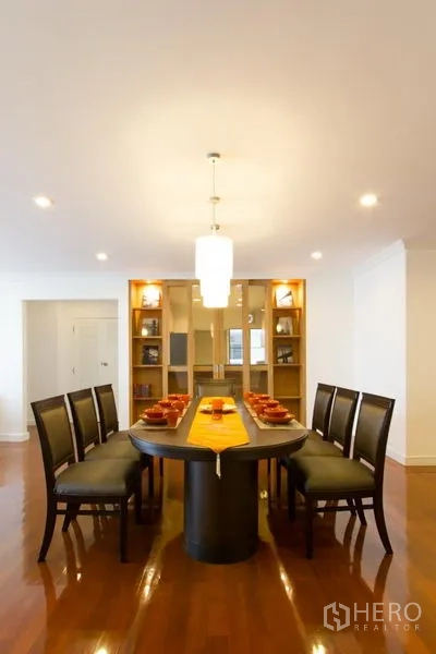 อพาร์ทเมนท์ ให้เช่าในWatthana, Bangkok - มุมรับประทานอาหารแบบทางการ โต๊ะทรงวงรี โคมไฟแขวน และตู้บิลท์อินมีไฟส่องสว่าง