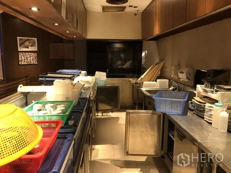 พื้นที่ขายปลีก ให้เช่าในKhlong Toei, Bangkok - ไลน์เตรียมอาหารพร้อมช่องเสิร์ฟ ถาดเก็บของ และโต๊ะสแตนเลสในครัวร้านอาหาร