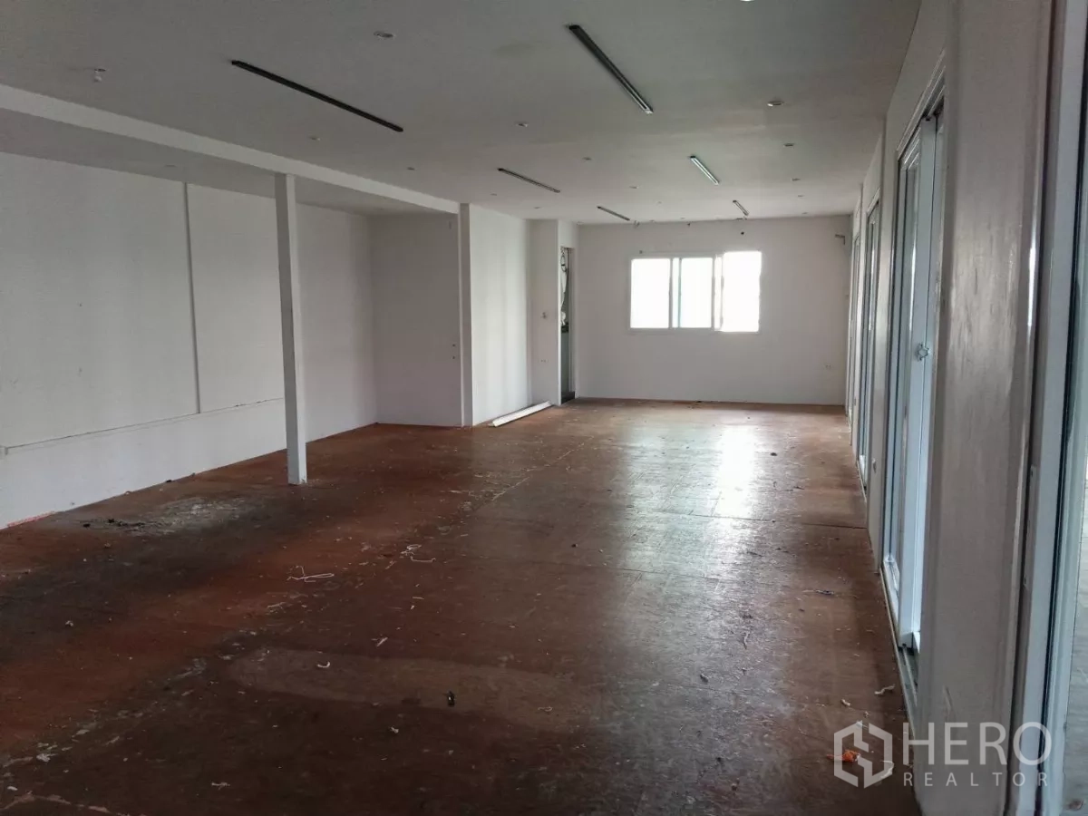 零售空间 出租在Huai Khwang, Bangkok - 楼上长条形空置单元，设窗户与多排顶灯。