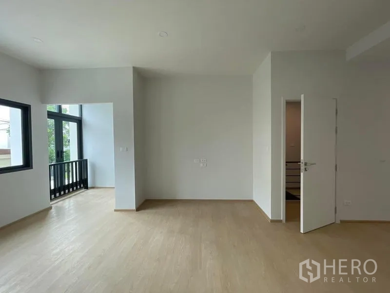 ทาวน์เฮาส์ ให้เช่าในPrawet, Bangkok - พื้นที่นั่งเล่นแบบโอเพ่นแปลน มีหน้าต่างมุมใหญ่และระเบียงเล็ก