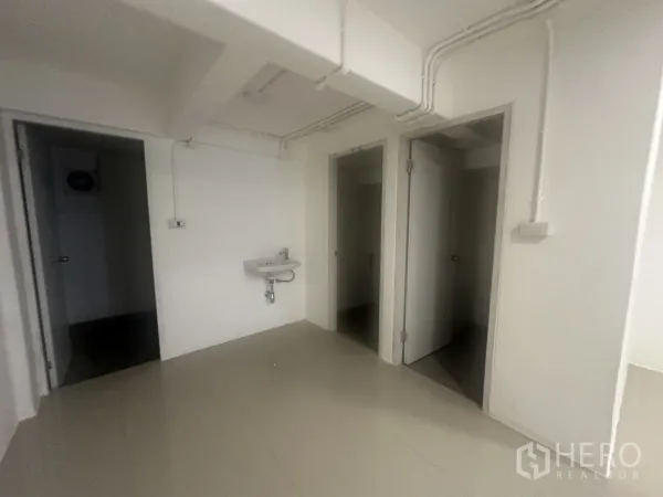 零售空间 出租 - 洗手盆及通往两间卫生间的门。