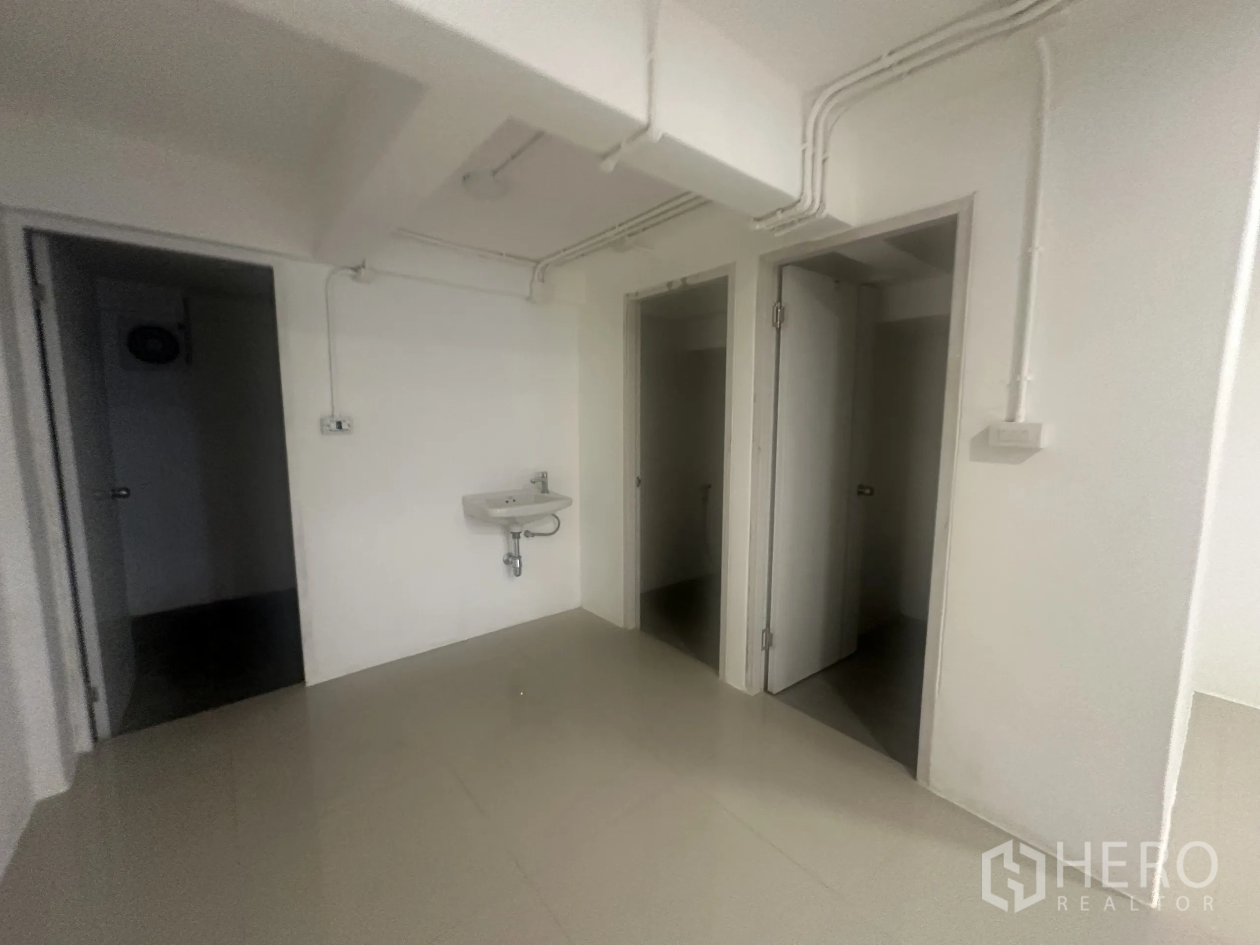 零售空间 出租 - 洗手盆及通往两间卫生间的门。