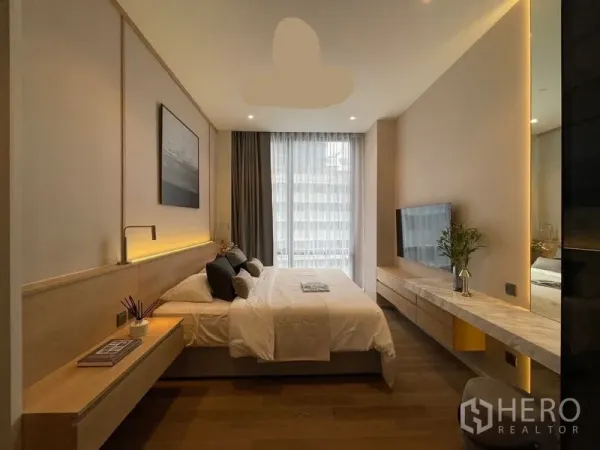 คอนโด ให้เช่าหรือขายในPathum Wan, Bangkok - ห้องนอนอบอุ่น เตียงคิงหัวเตียงไฟซ่อน ทีวีติดผนัง และหน้าต่างบานสูง