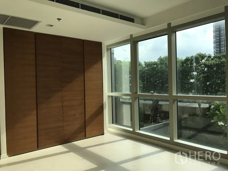 公寓 出租在Khlong San, Bangkok - 卧室配落地窗与木质嵌入衣柜，面向花园露台