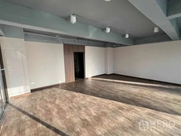 办公空间 出租或出售在Suan Luang, Bangkok - 宽敞办公楼层，木纹地板、筒灯照明，并有通往独立房间的门。