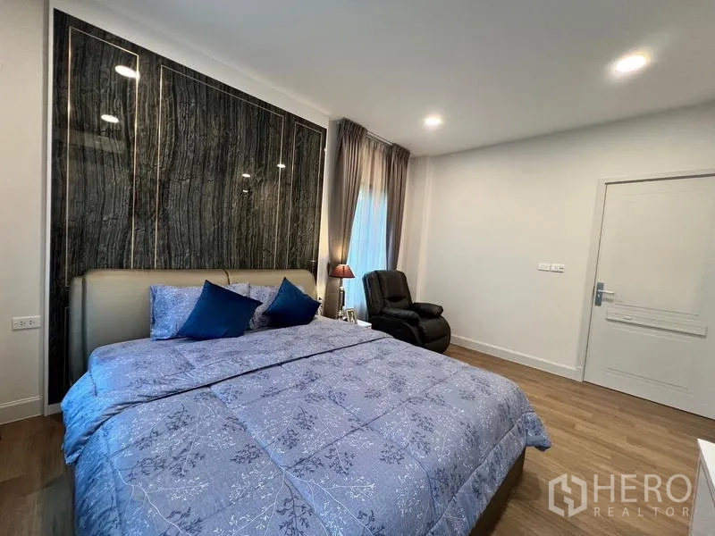 บ้าน ให้เช่าหรือขายในSaphan Sung, Bangkok - มุมมองห้องนอนอีกด้าน โชว์ผนังไฮไลท์ เตียง และประตู