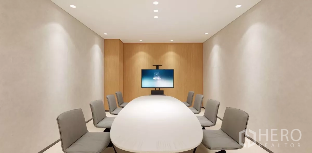 สำนักงาน ให้เช่าในHuai Khwang, Bangkok - ห้องประชุมปิดทึบ โต๊ะทรงวงรี เก้าอี้แปดตัว และจอติดผนังโทนเรียบ
