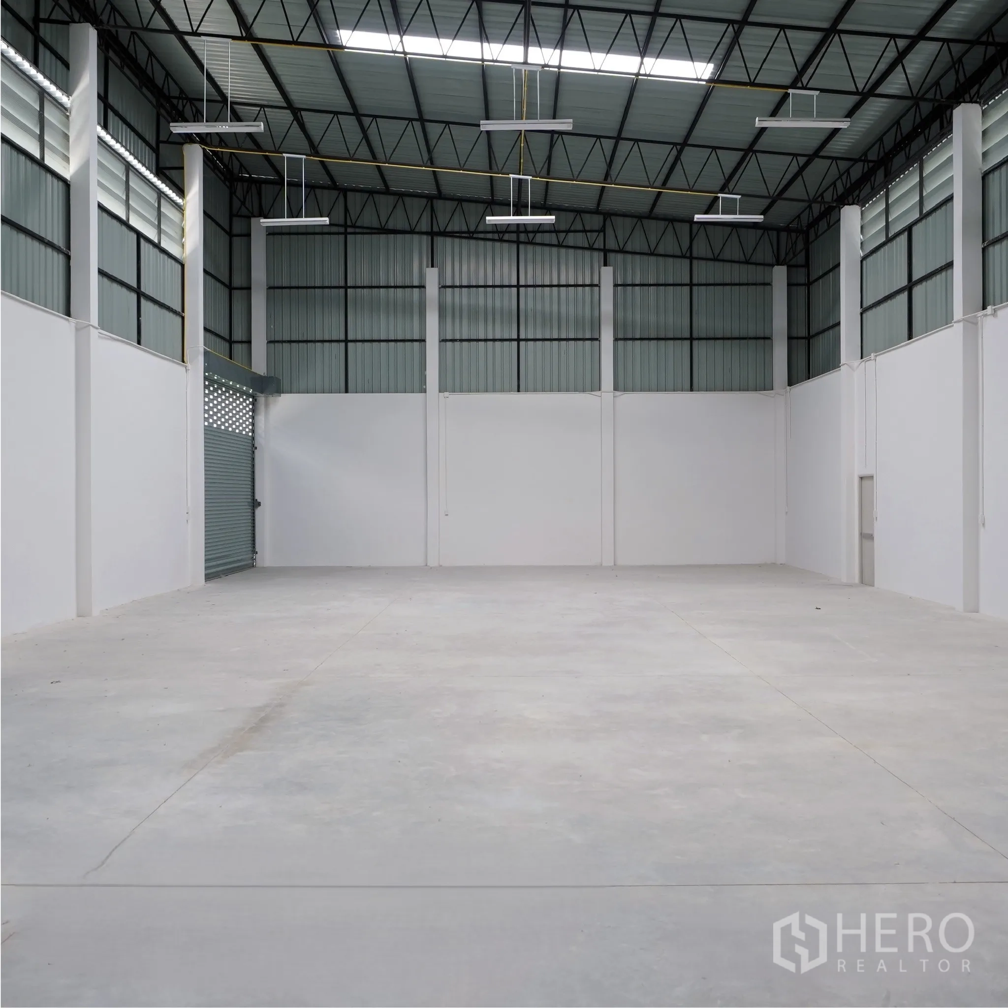 โรงงาน for rent or sale in Bang Len, Nakhon Pathom - พื้นที่ผลิตกว้าง เพดานสูง พื้นคอนกรีต และประตูม้วน