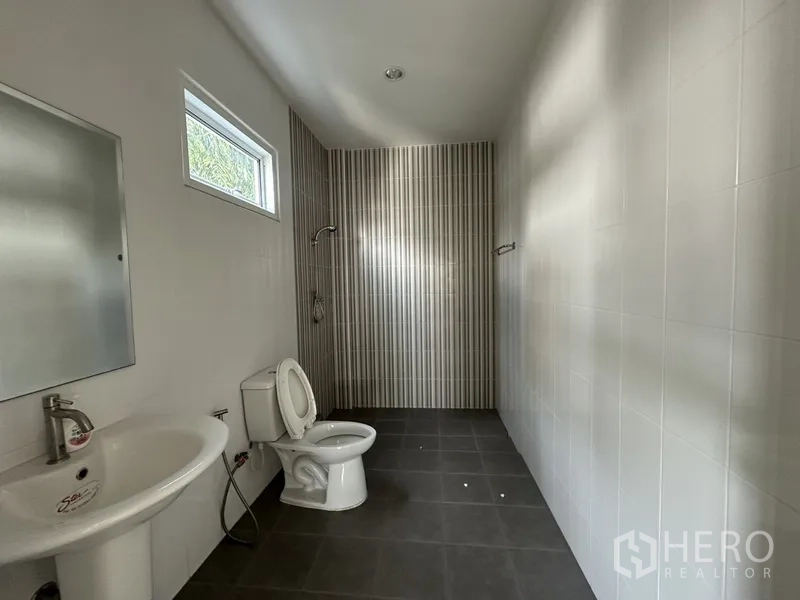 สำนักงานที่บ้าน ให้เช่าในPhra Khanong, Bangkok - ห้องน้ำแขกขนาดกะทัดรัด ผนังขาวคาดลายไม้ กระจกกลม