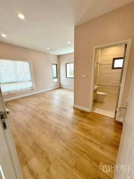 บ้าน ขายในLat Krabang, Bangkok - ห้องนอนพื้นไม้ มีประตูเชื่อมเข้าห้องน้ำในตัว