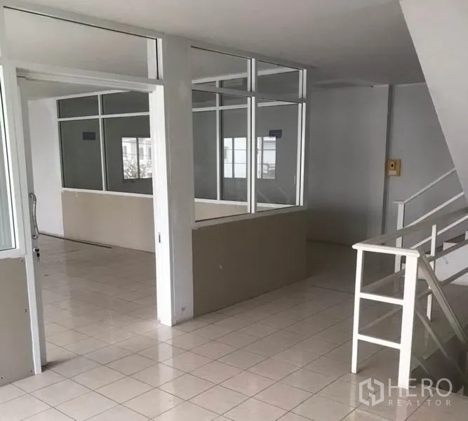 工厂 出租在Bang Bua Thong, Nonthaburi - 办公室楼层，玻璃隔间与楼梯通道