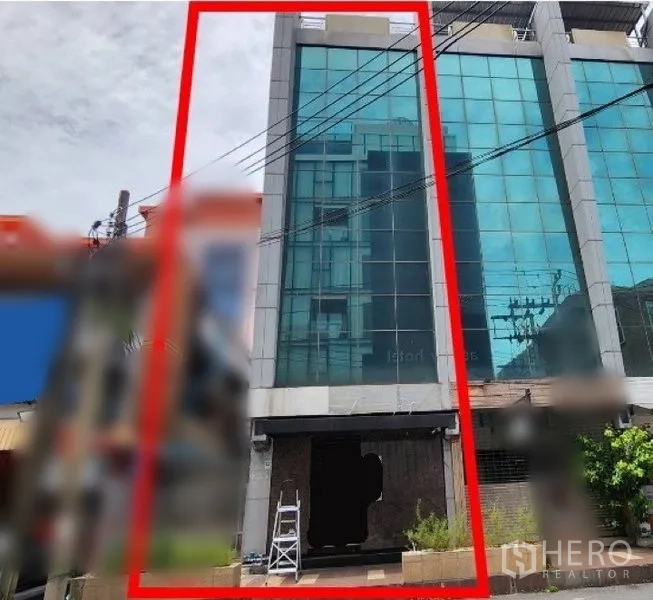 店屋 出租在Khlong Toei, Bangkok - 临街多层商铺的玻璃立面，外立面以红线标示。