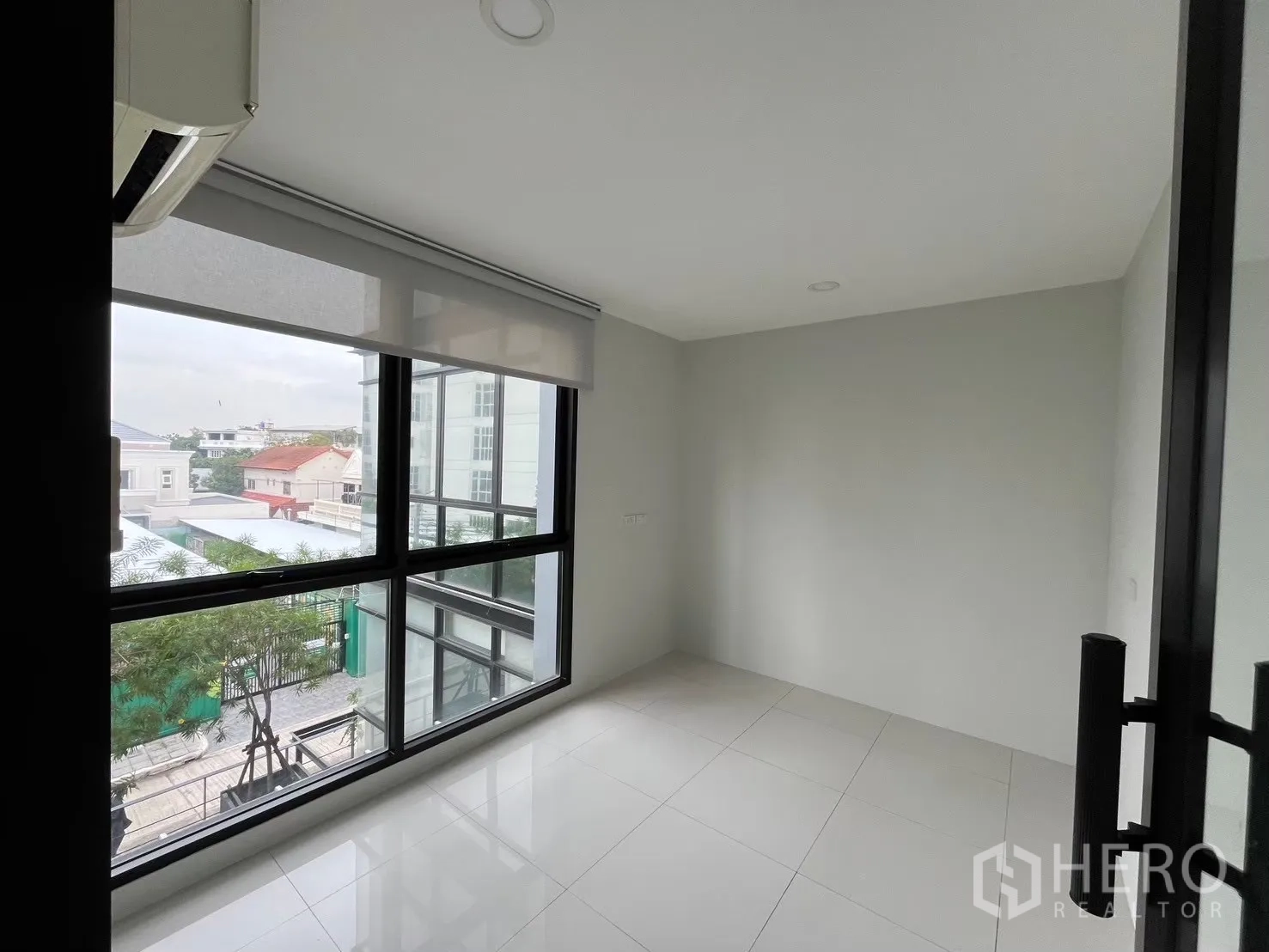 สำนักงาน ให้เช่าในPrawet, Bangkok - ห้องทำงานส่วนตัว พร้อมหน้าต่างบานใหญ่ มองเห็นบ้านพักอาศัย