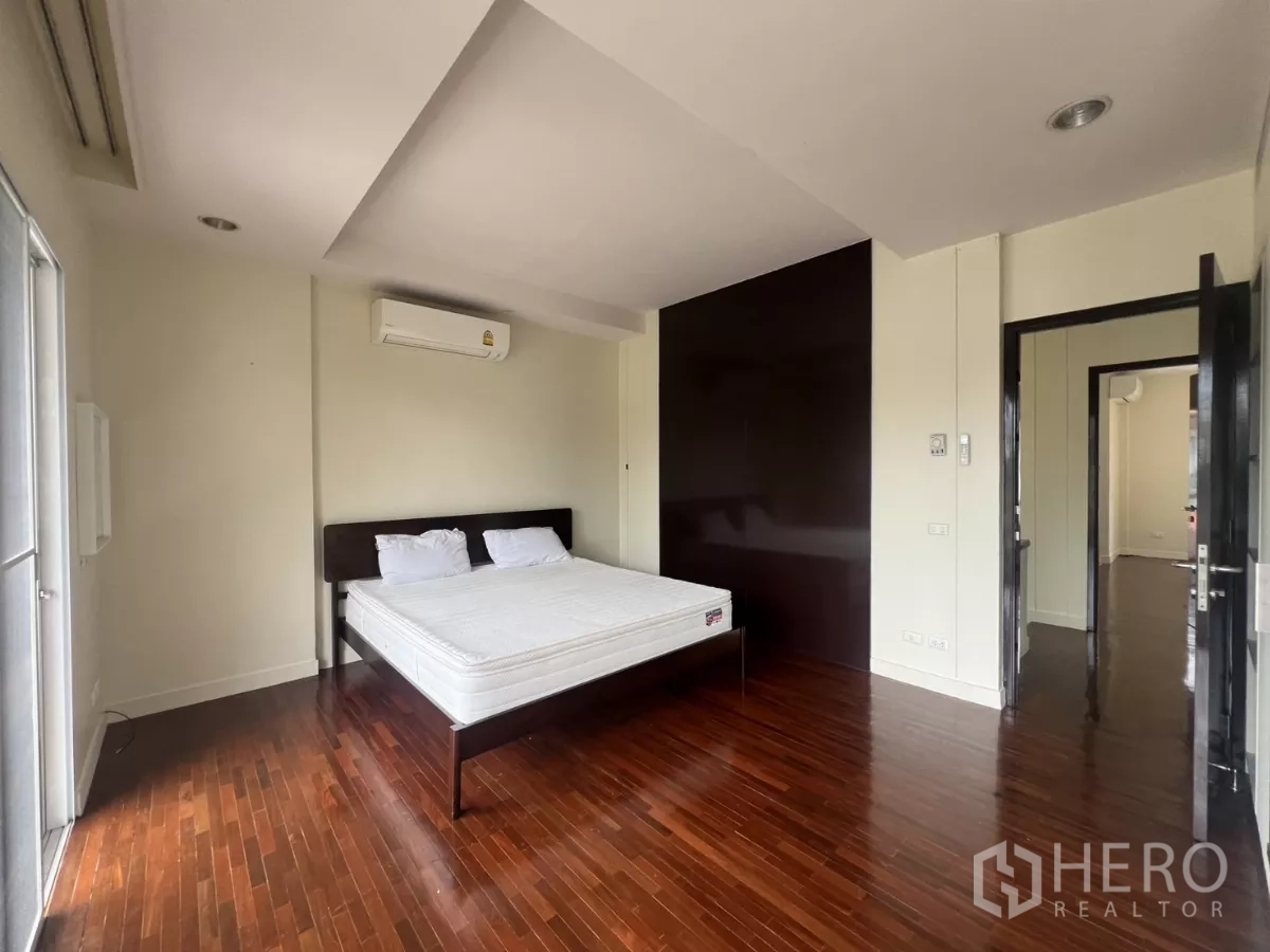 บ้าน ให้เช่าในWang Thonglang, Bangkok - ห้องนอนที่สองพื้นไม้ ผนังโทนกลาง และแอร์