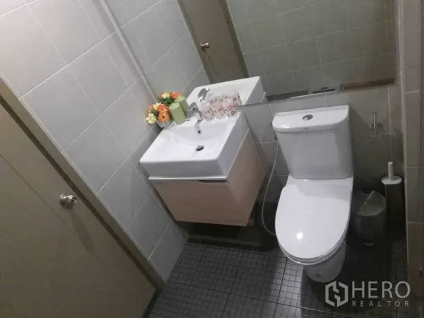 คอนโด ให้เช่าในBang Na, Bangkok - ห้องน้ำสไตล์โมเดิร์น ปูกระเบื้อง อ่างล้างหน้า กระจกบานกว้าง และโถสุขภัณฑ์.