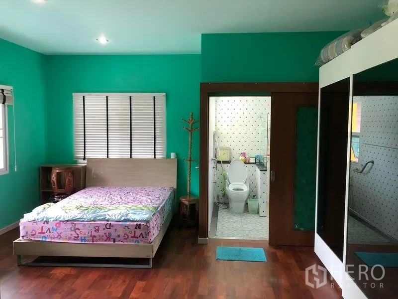 บ้าน ขายในWang Thonglang, Bangkok - ห้องนอนกว้างผนังสีเขียวพื้นไม้ พร้อมห้องน้ำในตัว