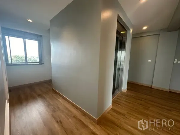 สำนักงานที่บ้าน ให้เช่าในSuan Luang, Bangkok - โถงทางเดินสว่างพร้อมหน้าต่างและลิฟต์ส่วนตัว