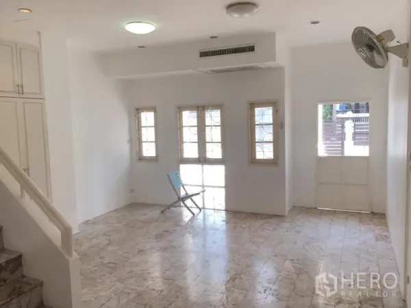 ทาวน์เฮาส์ ให้เช่าในChatuchak, Bangkok - พื้นที่รับแขกแบบเปิดโล่ง มีหน้าต่างบานกระทุ้งหลายบานและประตูออกลานหน้า