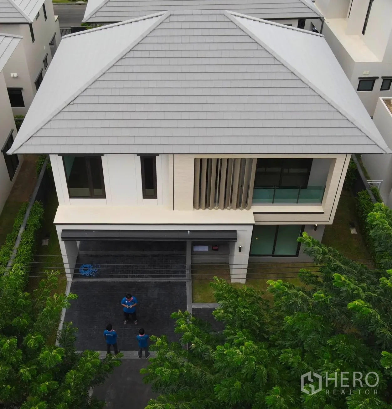 Detached House for rent in Bang Phli, Samut Prakan - Aerial view of the detached house roof, balcony, and driveway.