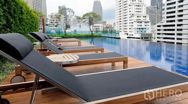 คอนโด ให้เช่าหรือขายในKhlong Toei, Bangkok - สระว่ายน้ำอินฟินิตี้บนดาดฟ้าพร้อมเตียงอาบแดดและวิวสกายไลน์ ใกล้ BTS นานา