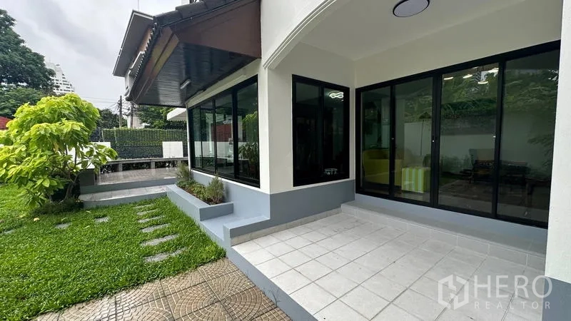 独立式住宅 出租在Watthana, Bangkok - 露台配推拉落地门，连通花园。