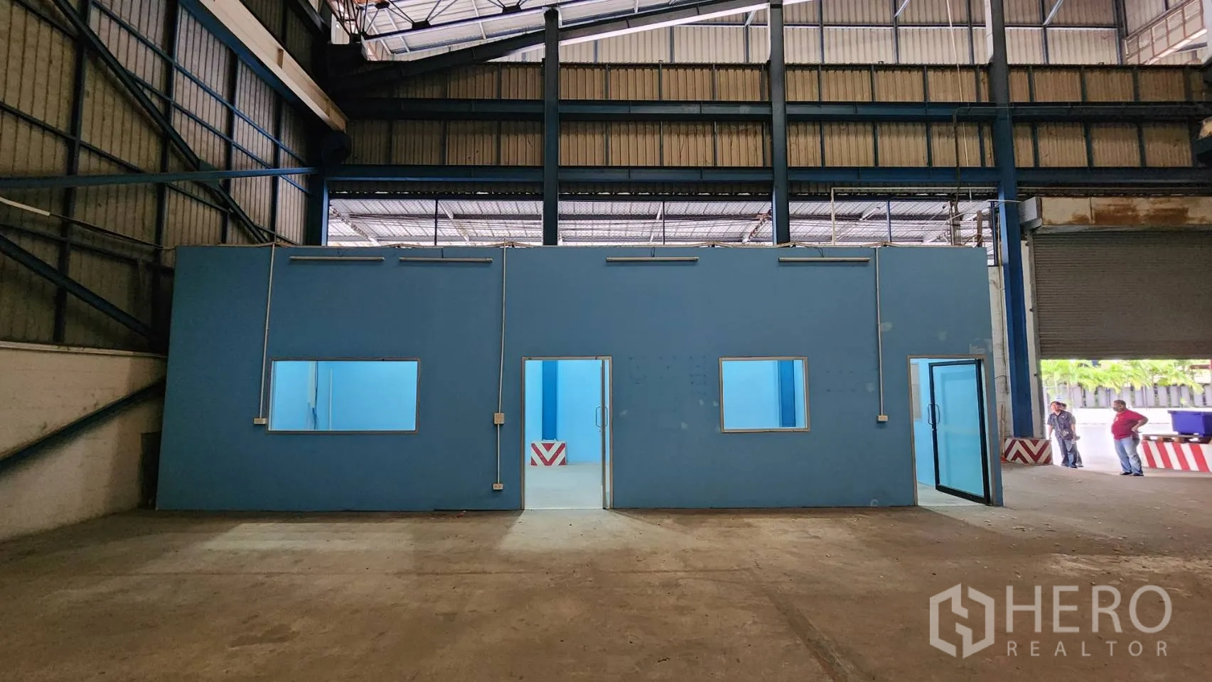 คลังสินค้า ให้เช่าในMueang Samut Prakan, Samut Prakan - ออฟฟิศก่อสร้างภายในโกดัง สีฟ้า ประตูกระจกและช่องหน้าต่าง