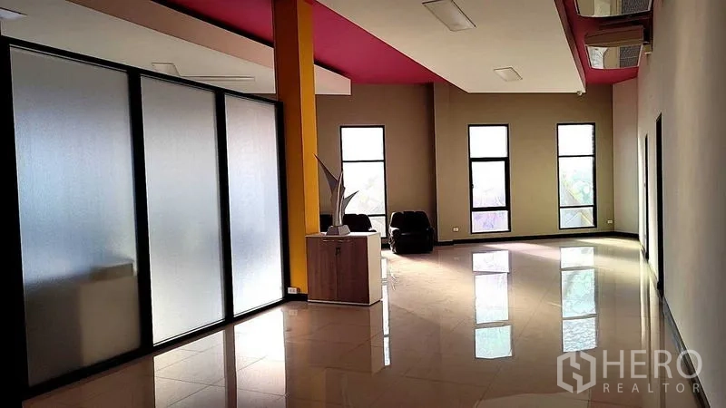 工厂 出售在Saphan Sung, Bangkok - 宽阔走廊，磨砂隔断、高窗与抛光瓷砖地面。