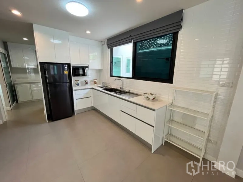 独立式住宅 出租在Phaya Thai, Bangkok - 厨房另一角度，配黑色冰箱与微波炉。