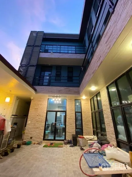 办公空间 出售在Lat Phrao, Bangkok - 办公楼内院，石材墙面、阳台与夜间照明