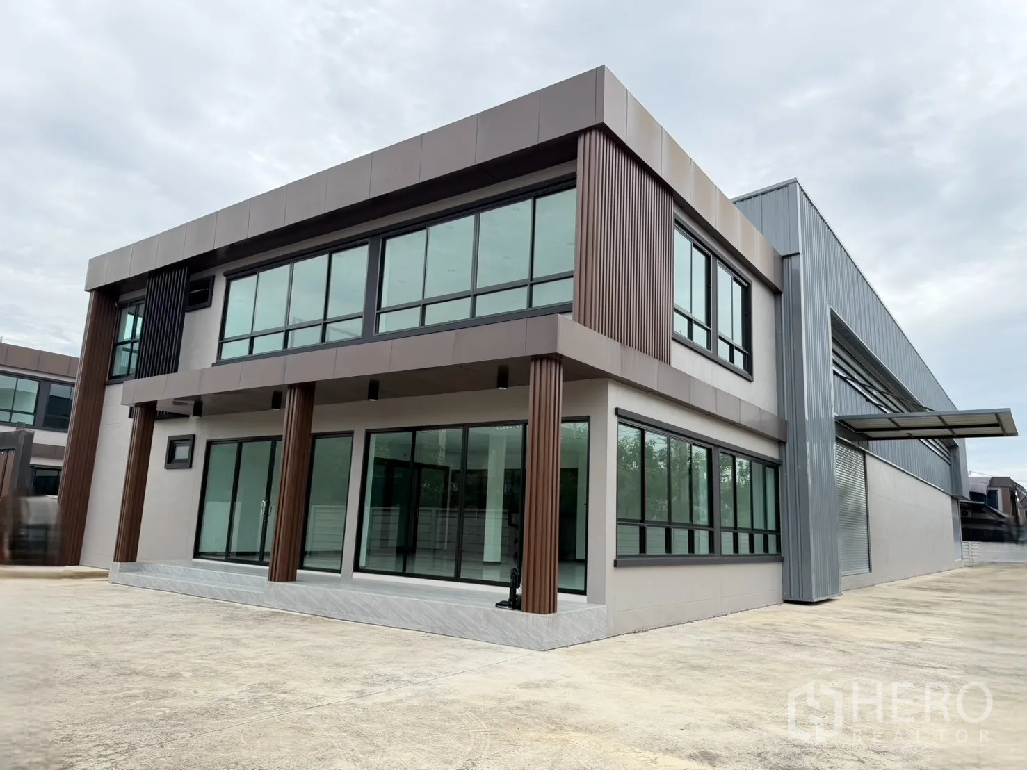 โรงงาน for sale in Bang Len, Nakhon Pathom - มุมมองภายนอกอาคารสำนักงานกระจกสองชั้นต่อกับโรงงาน