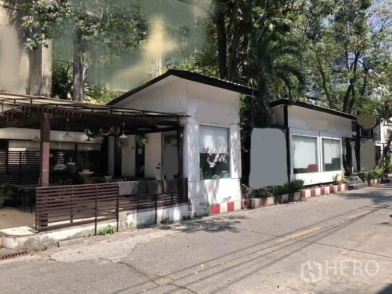 Retail Space for rent in Ratchathewi, Bangkok - Row of small retail pavilions with covered terrace and big storefront windows along a quiet lane in Bangkok.
