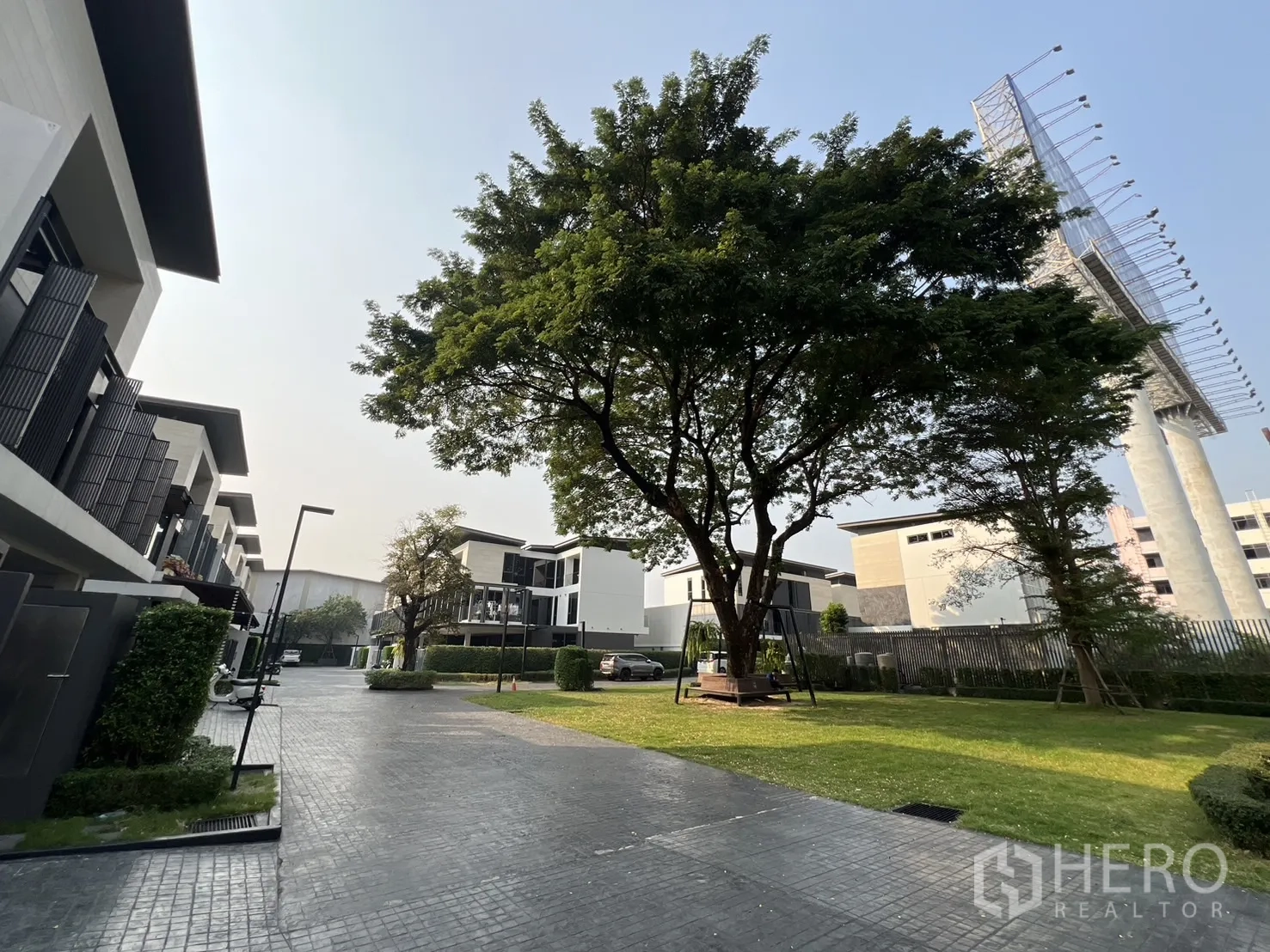 独立式住宅 出租在Suan Luang, Bangkok - 社区道路与绿地，大乔木和现代住宅