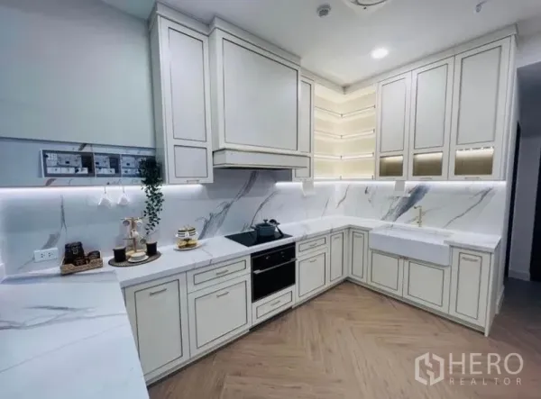 Detached House for rent or sale in Saphan Sung, Bangkok - Modern classic U-shaped kitchen with marble backsplash, ample cabinetry and built-in oven.