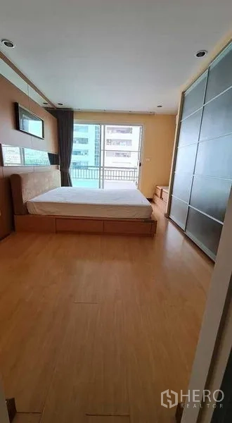 คอนโด ให้เช่าในWatthana, Bangkok - ห้องนอนสว่างพื้นไม้ เตียงบิลท์อิน ตู้เสื้อผ้าบานเลื่อน และประตูกระจกออกระเบียงวิวเมือง