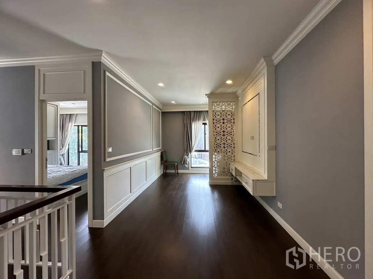 บ้าน ให้เช่าหรือขายในLam Luk Ka, Pathum Thani - โถงชั้นบนพื้นไม้สีเข้ม พร้อมฉากตกแต่ง