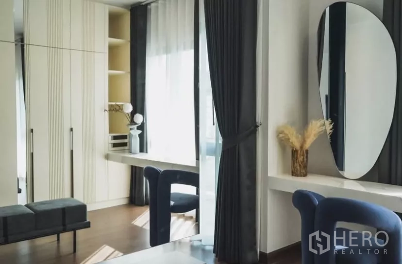 Detached House for rent in Bang Phli, Samut Prakan - Spacious bedroom suite with wardrobes, study nook and floor-to-ceiling curtains.