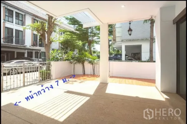 ทาวน์เฮาส์ ขายในKhlong Toei, Bangkok - เฉลียงหน้าบ้านและที่จอดรถหน้ากว้าง มองสู่ชุมชนทาวน์โฮมที่เงียบสงบ