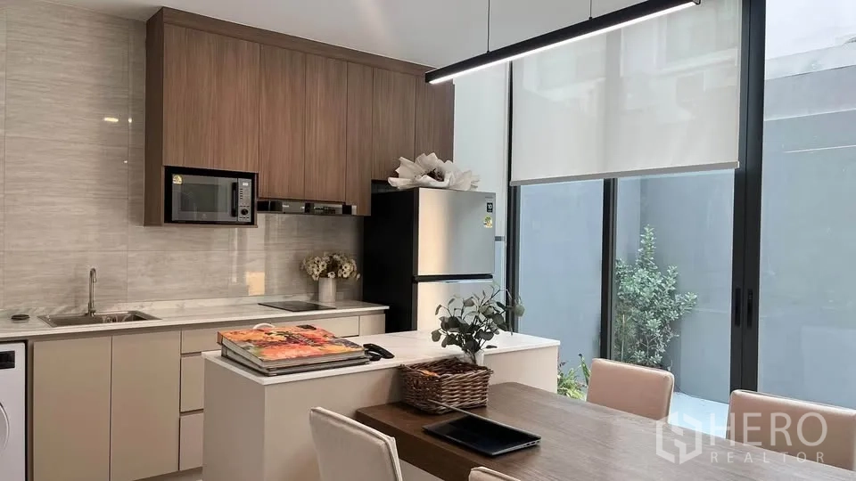 Townhouse for rent or sale in Bang Phli, Samut Prakan - Wide open‑plan lounge to kitchen with glossy tiled flooring.