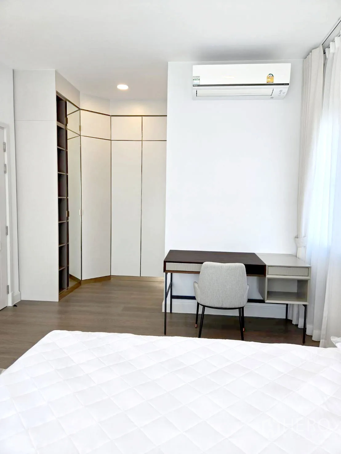 Detached House for rent in Saphan Sung, Bangkok - Modern bathroom with glass shower, toilet and handheld bidet.