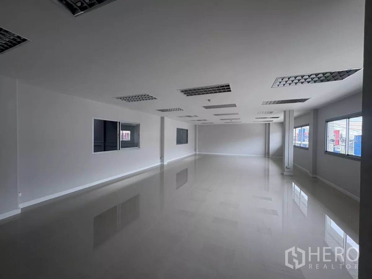 โรงงาน ให้เช่าในBang Phli, Samut Prakan - มุมแพนทรีเคาน์เตอร์ยาวพร้อมซิงก์ ติดกับห้องน้ำ