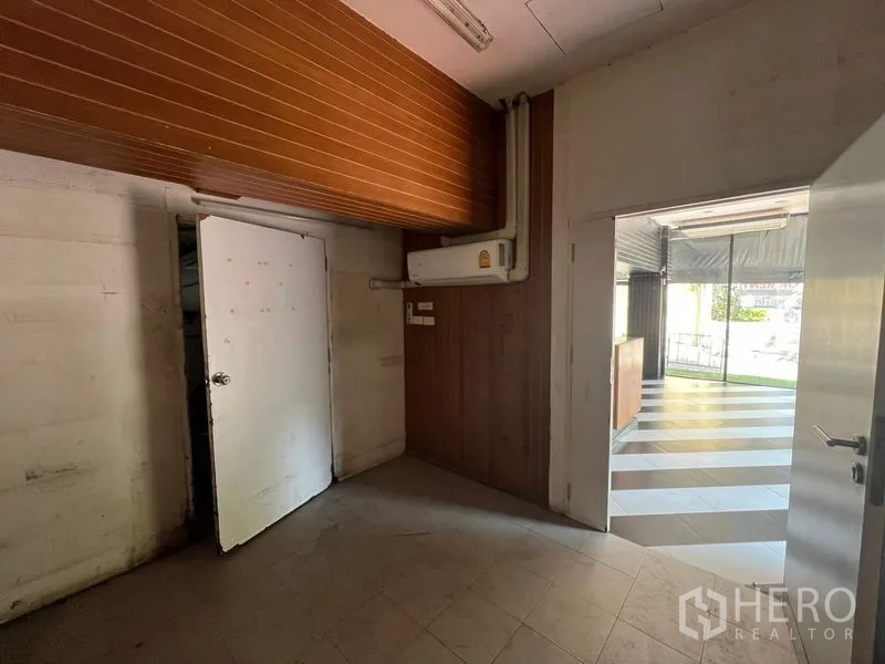 零售空间 出租在Bang Rak, Bangkok - 后场或储物间，与主营业区相连。