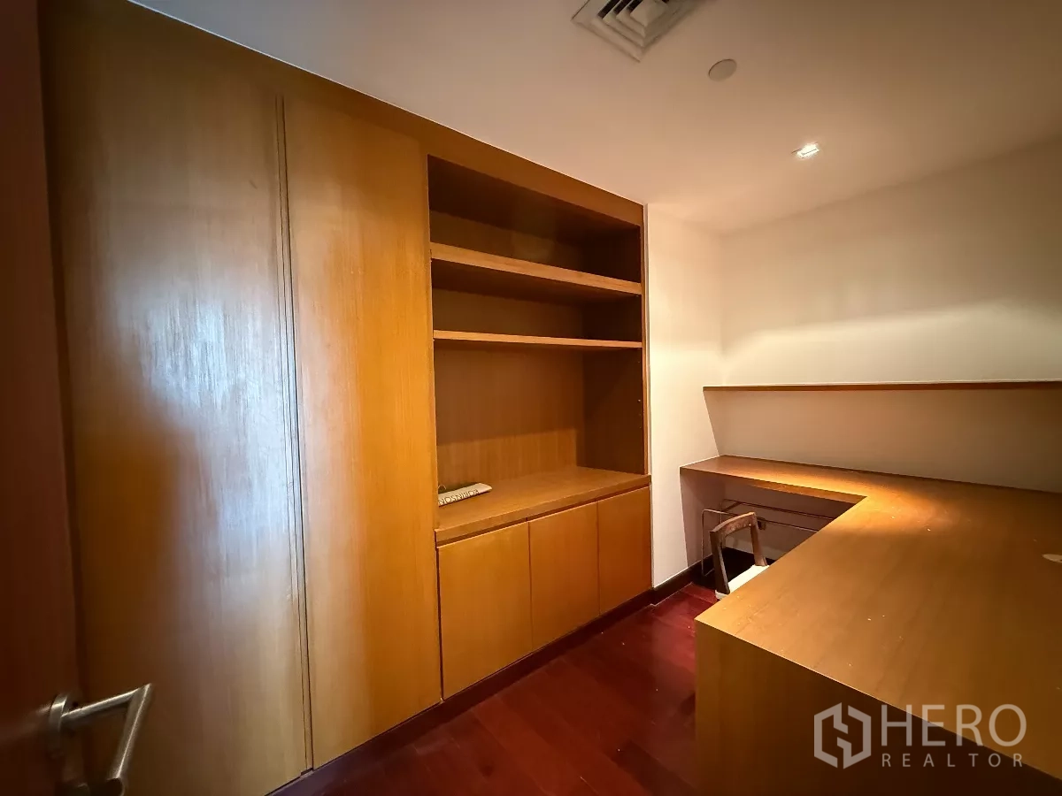 คอนโด ให้เช่าในPhaya Thai, Bangkok - ห้องทำงาน/วอล์กอินโคลเซ็ตขนาดกะทัดรัดพร้อมชั้นและโต๊ะไม้บิวท์อิน