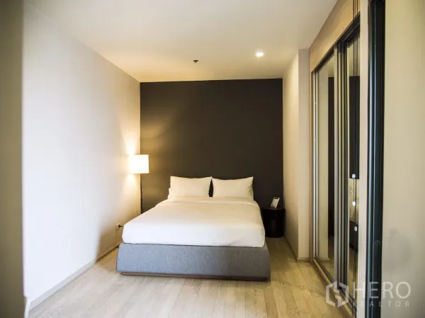 คอนโด ให้เช่าในWatthana, Bangkok - ห้องนอนรอง เตียงควีน ตู้เสื้อผ้าบานกระจกและแสงไฟอบอุ่น