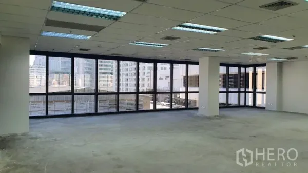 สำนักงาน ให้เช่าในWatthana, Bangkok - มุมออฟฟิศกระจกโค้งด้วยหน้าต่างบานกว้าง มองเห็นเส้นขอบฟ้า