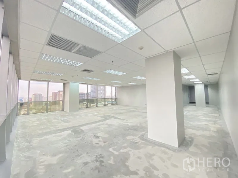 办公空间 出租在Chatuchak, Bangkok - 宽敞转角办公室，立柱、栅格天花与全景窗，待二次装修。