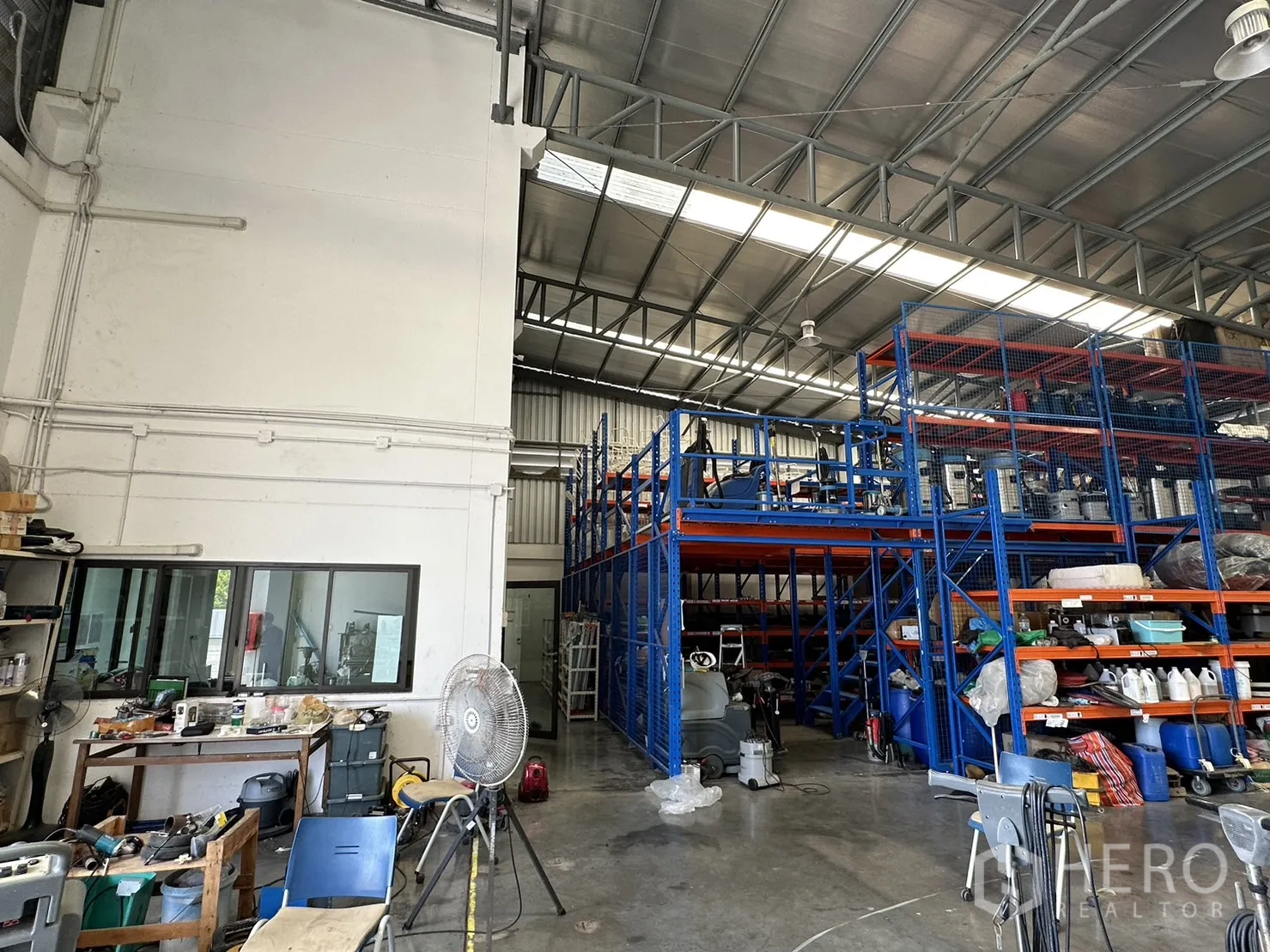 工厂 出租或出售在Pathum Thani - 厂内设夹层货架，办公窗户面向生产区。
