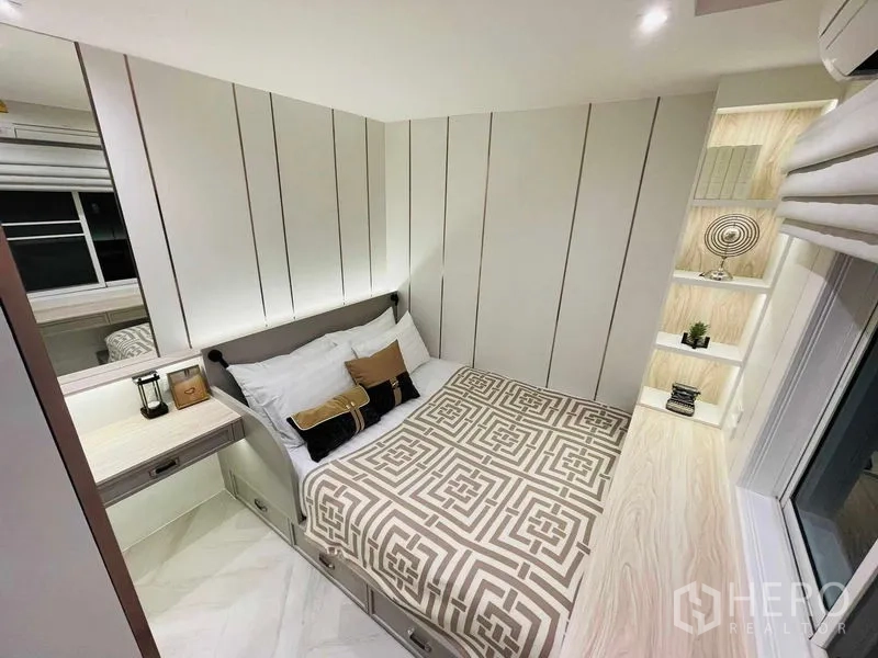 Condominium for sale in Yan Nawa, Bangkok - Small bedroom featuring built-in shelving by the window and geometric bedspread.